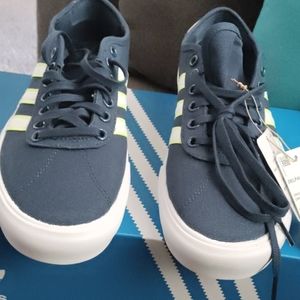 Sneakers Adidas Brand New never worn.